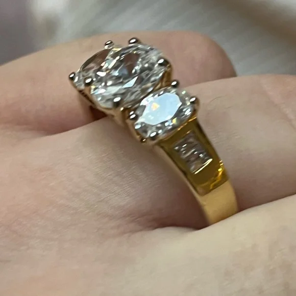 Leave Your Diamonds in the Vault Box Large 3 Stone Engagement Canadian Ring - Picture 4 of 9